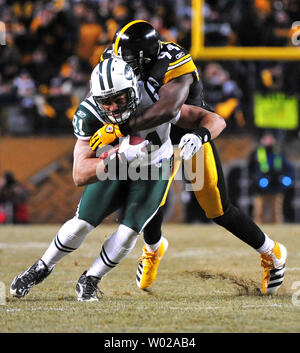 New York Jets' quarterback Dustin Keller est abordé par Pittsburgh Steelers' Lawrence Timmons au cours de l'AFC Championship au Heinz Field de Pittsburgh, Pennsylvanie le 23 janvier 2011. Les Steelers défait les Jets 24-19 et devra faire face les Packers de Green Bay lors du Super Bowl XLV. UPI/Kevin Dietsch Banque D'Images