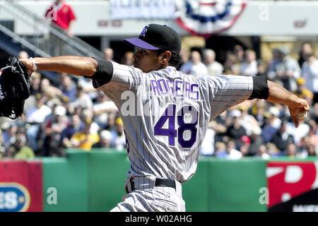 Rockies du Colorado à partir pitcher Esmil Rogers cruche dans la huitième manche permettant d'enregistrer la victoire contre les pirates de Pittsburgh PNC Park à Pittsburgh, PA, le 7 avril 2011. Les pirates ont perdu leur match d'ouverture à l'Rockie avec un score de 7-1. UPI/Archie Carpenter Banque D'Images