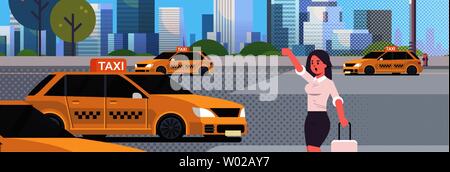 Businesswoman attraper sur taxi street business woman en tenue de cérémonie avec une assurance arrêt de yellow cab city transportation service concept cityscape Illustration de Vecteur