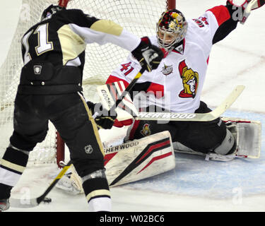 Les Penguins de Pittsburgh Evgeni Malkin marque contre les Sénateurs d'Ottawa le gardien Craig Anderson dans la deuxième période de CONSOL Energy Center à Pittsburgh, Pennsylvanie le 10 janvier 2012. UPI/Archie Carpenter Banque D'Images