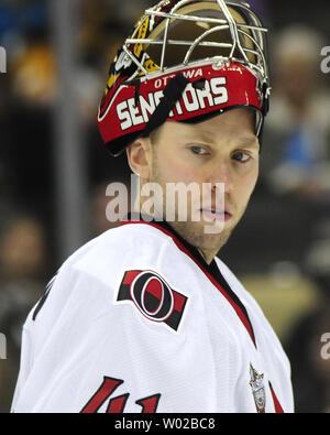 Le gardien des Sénateurs d'Ottawa Craig Anderson retourne à la suite d'un gardien de pause au jouer contre les Penguins de Pittsburgh au cours de la première période au CONSOL Energy Center à Pittsburgh, Pennsylvanie le 10 janvier 2012. UPI/Archie Carpenter Banque D'Images