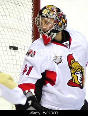 Le gardien des Sénateurs d'Ottawa Craig Anderson surveille les Penguins de Pittsburgh Evgeni Malkin tourné entre dans le but de la deuxième période à CONSOL Energy Center à Pittsburgh, Pennsylvanie le 10 janvier 2012. UPI/Archie Carpenter Banque D'Images