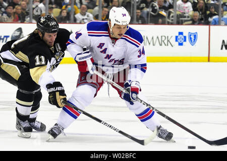 Pittsburgh Penguins Jordan Staal atteint pour la rondelle comme des Rangers de New York John Mitchell prend un tir au but en troisième période de l'empereur 2-0 victoire au CONSOL Energy Center à Pittsburgh le 21 février 2012. UPI/Archie Carpenter Banque D'Images