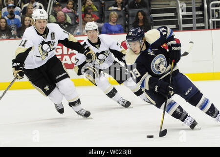 Pittsburgh Penguins Jordan Staal atteint son bâton à ralentir Columbus Blue Jackets Cam Atkinson approche pour l'objectif de la première période à la CONSOL Energy Center à Pittsburgh le 26 février 2012. UPI/Archie Carpenter Banque D'Images