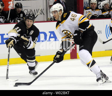 Pittsburgh Penguins Jordan Staal tend la main pour prendre la rondelle de Bruins de Boston David Krejci dans la première période de la pens 5-2 victoire au CONSOL Energy Center à Pittsburgh le 11 mars 2012. UPI/Archie Carpenter Banque D'Images