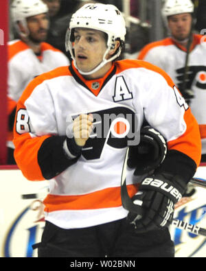 Les Flyers de Philadelphie Danny Briere score dans la seconde période contre les Penguins de Pittsburgh lors du premier match de la LNH Conférence de l'Est 1/4 de finale des séries éliminatoires au CONSOL Energy Center à Pittsburgh le 11 avril 2012. UPI/Archie Carpenter Banque D'Images