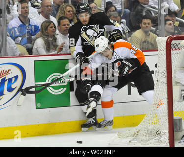 Les Flyers de Philadelphie Danny Briere Kris Letang Penguins de Pittsburgh vérifie derrière l'objectif au cours de la première période de la Conférence de l'Est de la LNH match de quart de finale à la CONSOL Energy Center à Pittsburgh le 11 avril 2012. UPI/Archie Carpenter Banque D'Images