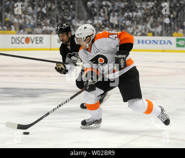 Pittsburgh Penguins Deryk Engelland rivalise avec les Flyers de Philadelphie Danny Briere (48) au cours de la première période de jeu de la LNH cinq quarts de finale de conférence de l'Est à la CONSOL Energy Center à Pittsburgh le 20 avril 2012. UPI/Erica Hilliard Banque D'Images