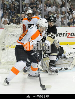 Les Flyers de Philadelphie Danny Briere (48) a l'air de marquer contre les Penguins de Pittsburgh Brian détroit au cours de la première période de jeu de la LNH cinq quarts de finale de conférence de l'Est à la CONSOL Energy Center à Pittsburgh le 20 avril 2012. Des plumes qui défait les Flyers 3-2. UPI/Erica Hilliard Banque D'Images