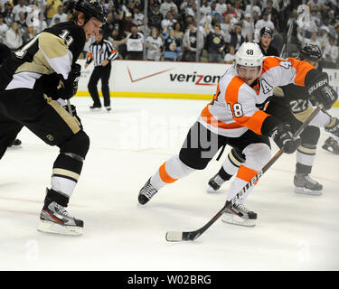 Pittsburgh Penguins Jordan Staal (11) yeux la rondelle contre les Flyers de Philadelphie Danny Briere (48) se déplace dans la troisième période de jeu de la LNH cinq quarts de finale de conférence de l'Est à la CONSOL Energy Center à Pittsburgh le 20 avril 2012. UPI/Erica Hilliard Banque D'Images