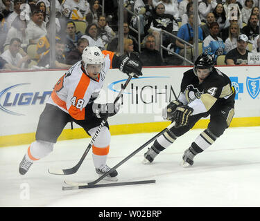 Les Flyers de Philadelphie Danny Briere (48) est en compétition contre les Penguins de Pittsburgh Zbynek Michalek dans la troisième période de jeu de la LNH cinq quarts de finale de conférence de l'Est à la CONSOL Energy Center à Pittsburgh le 20 avril 2012. UPI/Erica Hilliard Banque D'Images