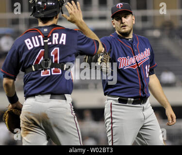 Twins du Minnesota catcher a appelé Butera congradulates pitcher Glen Perkins après leur victoire sur les Pirates de Pittsburgh au PNC Park à Pittsburgh le 20 juin 2012. Les Jumeaux Willingham homers a battu le 1-1 donnant les jumeaux la victoire sur les Pirates. UPI/Archie Carpenter Banque D'Images