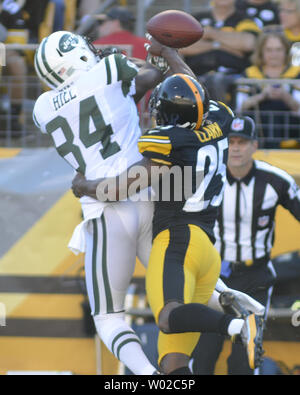 Pittsburgh Steelers Ryan Clark bloque le football hors de New York Jets Stephen Hill au deuxième trimestre au Heinz Field de Pittsburgh, le 16 septembre 2012. UPI/Archie Carpenter Banque D'Images