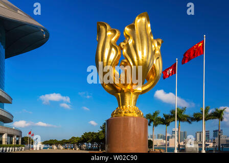 Sculpture Golden Bauhinia à côté Exhibition and Conference Centre, à Hong Kong, SAR, Chine Banque D'Images