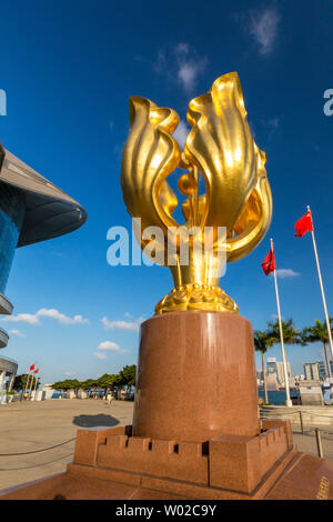 Sculpture Golden Bauhinia à côté Exhibition and Conference Centre, à Hong Kong, SAR, Chine Banque D'Images