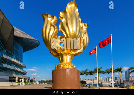 Sculpture Golden Bauhinia à côté Exhibition and Conference Centre, à Hong Kong, SAR, Chine Banque D'Images