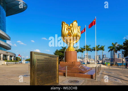 Sculpture Golden Bauhinia à côté Exhibition and Conference Centre, à Hong Kong, SAR, Chine Banque D'Images