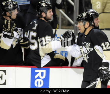 Pittsburgh Penguins aile droite Jarome Iginla (12) célèbre son but avec les Pingouins banc au cours de la première période contre les Canadiens de Montréal au CONSOL Energy Center à Pittsburgh le 17 avril 2013. L'objectif donné Pittsburgh Penguins Jarome Iginla son point de la LNH 1100 et définir les pingouins en avance 3-0 dans le match. (12)] UPI/Archie Carpenter Banque D'Images