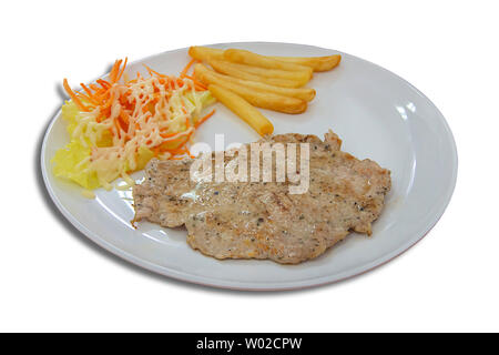 Steak de porc isolé avec frites et salade sur un fond blanc avec chemin de détourage. Banque D'Images