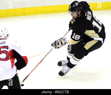 Pittsburgh Penguins aile gauche James Neal (18) passe la rondelle autour de joueur des Sénateurs d'Ottawa, Sergei Gonchar (55) au cours de la troisième période de la victoire de 4-3 des Penguins jeu deux des séries éliminatoires demi-finales de conférence de l'Est à la CONSOL Energy Center à Pittsburgh le 17 mai 2013. UPI/Archie Carpenter Banque D'Images