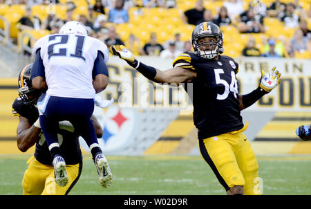 Pittsburgh Steelers linebacker extérieur Chris Carter (54) manque le coup de pied sur les côtés comme Tennessee Titans strong safety George Wilson (21) tire dans le football et Steelers Jarvis Jones (95) cause l'arrêt au quatrième trimestre de l'Titans 16-9 gagner au stade Heinz Field de Pittsburgh le 8 septembre 2013. UPI/Archie Carpenter Banque D'Images