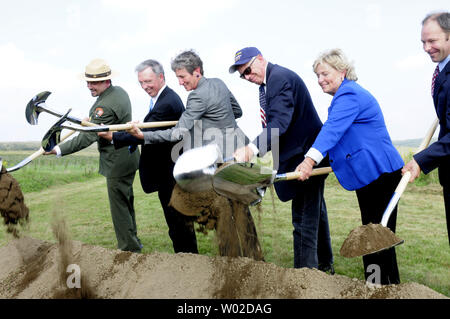 Le secrétaire de l'intérieur, Sally Jewell, le troisième à partir de la gauche mène (l à r) Jeffery Reinbold, John Reynolds, Lladel et Patrick Lichty blanc dans l'inauguration des travaux du futur site de la fuite 93 complexe visiteur près de Shanksville, en Pennsylvanie le 10 septembre 2013. UPI/Archie Carpenter Banque D'Images