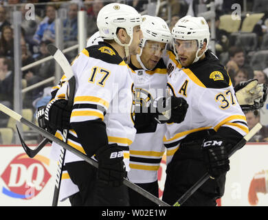 L'aile droite des Bruins de Boston Jarome Iginla (12) célèbre son but avec Milan Lucic Bruins (17) Patrice Bergeron (37) dans la troisième période, les Penguins de Pittsburgh au CONSOL Energy Center à Pittsburgh le 30 octobre 2013. UPI/Archie Carpenter Banque D'Images