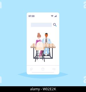 Young couple sitting at desk en milieu de course mix brainstorming homme femme discuter de nouveau projet au cours du temps d'affaires réunion télévision concept full Illustration de Vecteur