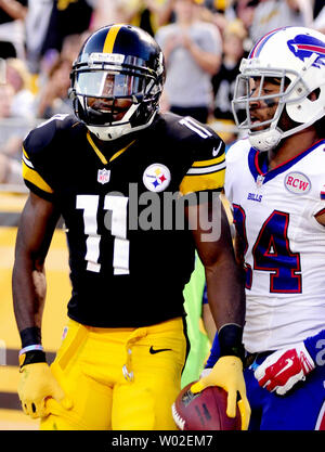 Pittsburgh Steelers wide receiver Markus Wheaton (11) fête ses 16 verges pour un touché de réception comme il marche passer Buffalo Bills Stephon évoluait Gilmore (24) dans le premier quart d'un match pré-saison au stade Heinz Field de Pittsburgh, le 16 août 2014. UPI/Archie Carpenter Banque D'Images