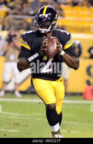 Le quart-arrière des Steelers de Pittsburgh Vick Mike pas en arrière pour passer au premier trimestre contre les Panthers au stade Heinz Field de Pittsburgh le 3 septembre 2015. Photo par Archie Carpenter/UPI Banque D'Images