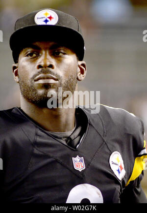 Le quart-arrière des Steelers de Pittsburgh Vick Mike promenades hors du terrain à la suite de la Carolina Panthers 23-6 gagner contre les Steelers de Pittsburgh au stade Heinz Field de Pittsburgh le 3 septembre 2015. Photo par Archie Carpenter/UPI Banque D'Images