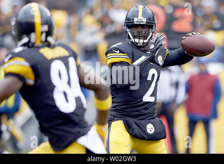 Le quart-arrière des Steelers de Pittsburgh Vick Mike (2) pas en arrière pour le passer à Pittsburgh Steelers wide receiver Antonio Brown (84) au premier trimestre contre l'Arizona Cardinals au stade Heinz Field de Pittsburgh le 18 octobre 2015. Photo par Shelley Lipton/UPI Banque D'Images