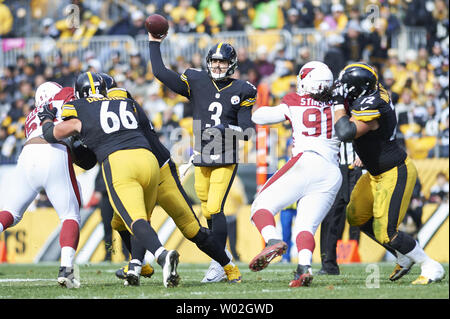 Le quart-arrière des Steelers de Pittsburgh Landry Jones (3) pas en arrière pour passer au cours du troisième trimestre de l'Steelers 25-13 gagner contre les Arizona Cardinals au stade Heinz Field de Pittsburgh le 18 octobre 2015. Le quart-arrière des Steelers de Pittsburgh Steelers de Pittsburgh Landry Jones remplace le quart-arrière Mike Vick. Photo par Shelley LIpton/UPI. Banque D'Images