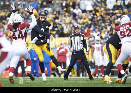 Le quart-arrière des Steelers de Pittsburgh Landry Jones (3) étapes jette une note au cours du troisième trimestre de l'Steelers 25-13 gagner contre les Arizona Cardinals au stade Heinz Field de Pittsburgh le 18 octobre 2015. Le quart-arrière des Steelers de Pittsburgh Steelers de Pittsburgh Landry Jones remplace le quart-arrière Mike Vick. Photo par Shelley LIpton/UPI. Banque D'Images