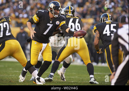 Pittsburgh Steelers quarterback Ben Roethlisberger (7) intervention de Pittsburgh Steelers fullback Roosevelt Nix (45) au quatrième trimestre de l'Oakland Raiders 38-35 perte à Heinz Field de Pittsburgh, le 8 novembre 2015. Photo par Shelley Lipton/UPI Banque D'Images