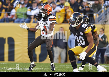 Cleveland Browns receveur Travis Benjamin (11) est grande ouverte en attente d'une passe de trimestre retour Johnny Manziel au cours du quatrième trimestre de la match contre les Steelers de Pittsburgh. Les Steelers a remporté le match 30-9 au stade Heinz Field de Pittsburgh le 15 novembre 2015. Photo par Shelley Lipton/UPI Banque D'Images