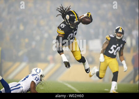 Pittsburgh Steelers linebacker extérieur Jarvis Jones (95) intercepte passer d'Indianapolis Colts Quarterback Matt Hasselbeck au cours du premier trimestre du jeu au stade Heinz Field de Pittsburgh le 6 décembre 2015. Photo par Shelley Lipton/UPI Banque D'Images