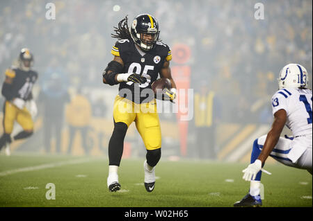 Pittsburgh Steelers linebacker extérieur Jarvis Jones (95) intercepte une passe de Indianapolis Colts Quarterback Matt Hasselbeck au cours du premier trimestre de Heinz Field de Pittsburgh le 6 décembre 2015. Photo par Shelley Lipton/UPI Banque D'Images