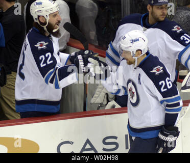 L'aile droite des Jets de Winnipeg Blake Wheeler (26) célèbre son but avec des Jets de Winnipeg de l'aile droite Chris Thorburn (22) au cours de la deuxième période de l'empereur gain de 4-1 sur les Jets de Winnipeg au CONSOL Energy Center à Pittsburgh le 27 février 2016. Photo par Archie Carpenter/UPI Banque D'Images