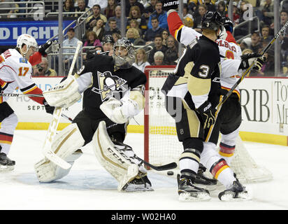 Le gardien Marc-andré Fleury des Penguins de Pittsburgh (29) réagit comme centre des Flames de Calgary Joe Colborne (8) scores dans la première période à la CONSOL Energy Center à Pittsburgh le 5 mars 2016. Photo par Archie Carpenter/UPI Banque D'Images