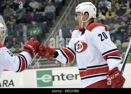 Centre Carolina Hurricanes Riley Nash (20) célèbre son but avec les Hurricanes de la Caroline de l'aile gauche Jeff Skinner (53) en première période contre les Penguins de Pittsburgh au CONSOL Energy Center à Pittsburgh le 17 mars 2016. Photo par Archie Carpenter/UPI Banque D'Images