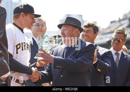Pirates de Pittsburgh lanceur droitier Mark Melancon (35) se trouve à côté de Elroy Face avant de recevoir le 2015 Trevor Hoffman Soulageur de Ligue nationale de l'année avant le match contre les Cardinals de Saint-Louis le jour d'ouverture de PNC Park à Pittsburgh, le 3 avril 2016. La mélanine a fermé le jeu avec un gain de 4-1. Photo par Shelley Lipton/UPI Banque D'Images