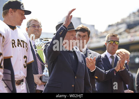 Pirates de Pittsburgh lanceur droitier Mark Melancon (35) se trouve à côté de Elroy Face avant de recevoir le 2015 Trevor Hoffman Soulageur de Ligue nationale de l'année avant le match contre les Cardinals de Saint-Louis le jour d'ouverture de PNC Park à Pittsburgh, le 3 avril 2016. La mélanine a fermé le jeu avec un gain de 4-1. Photo par Shelley Lipton/UPI Banque D'Images