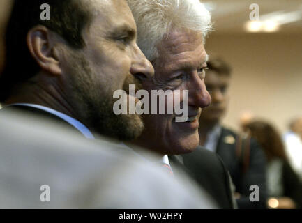 Pose de l'ancien Président Bill Clinton pour les photos et les pauses pour des autographes après la réunion de la Fédération des enseignants de Pittsburgh le soutien de sa femme Sec. Hillary Clinton pour le candidat démocrate pour le président des États-Unis, sur le côté sud de Pittsburgh le 20 avril 2016. Photo par Archie Carpenter/UPI Banque D'Images