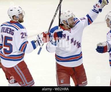 Rangers de New York Dominic Moore (centre, 28) célèbre son but au cours de la première période contre les Penguins de Pittsburgh à New York Rangers aile gauche Viktor Stalberg (25) partie en cinq du premier tour de l'éliminatoire de la Coupe Stanley au CONSOL Energy Center à Pittsburgh le 23 avril 2016. Photo par Archie Carpenter/UPI Banque D'Images