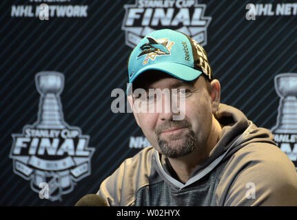 Les Sharks de San Jose à l'entraîneur-chef Peter Deboer Journée des médias à la veille d'un match entre le pingouin de Pittsburgh et les Sharks de San Jose de la finale de la Coupe Stanley au CONSOL Energy Center à Pittsburgh le 29 mai 2016. Photo par Archie Carpenter/UPI Banque D'Images