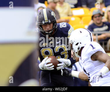 Pittsburgh Panthers tight end Scott Orndoff (83) tire dans une passe de touché avec Penn State Nittany Lions Christian évoluait Campbell (1) de la couverture au cours du deuxième trimestre contre la Penn State Nittany Lions au stade Heinz Field à Pittsburgh le 10 septembre 2016. Photo par Archie Carpenter/UPI Banque D'Images