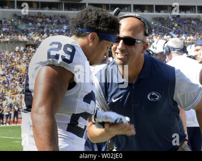 Penn State Nittany Lions Head coach James Franklin félicite Penn State Nittany Lions John évoluait Reid (29) à l'écart dans le premier trimestre à l'égard de la Pittsburgh Panthers au stade Heinz Field à Pittsburgh le 10 septembre 2016. Photo par Archie Carpenter/UPI Banque D'Images