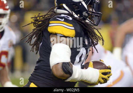 Pittsburgh Steelers linebacker extérieur Jarvis Jones (95) intercepte un Kansas City Chiefs Pass et renvoie la balle à 20 mètres de Heinz Field de Pittsburgh, le 2 octobre 2016. Photo par Archie Carpenter/UPI Banque D'Images