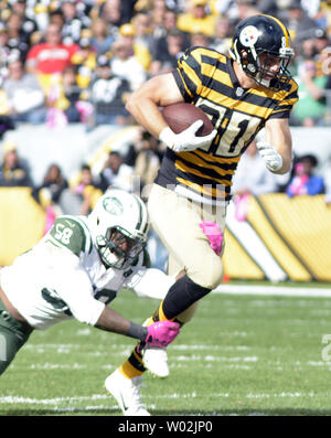 New York Jets en dehors de secondeur Erin Henderson (58) s'attaque à Pittsburgh Steelers tight end Jesse James (81) au quatrième trimestre de l'Steelers 31-13 gagner au stade Heinz Field de Pittsburgh, le 9 octobre 2016. Photo par Archie Carpenter/UPI Banque D'Images